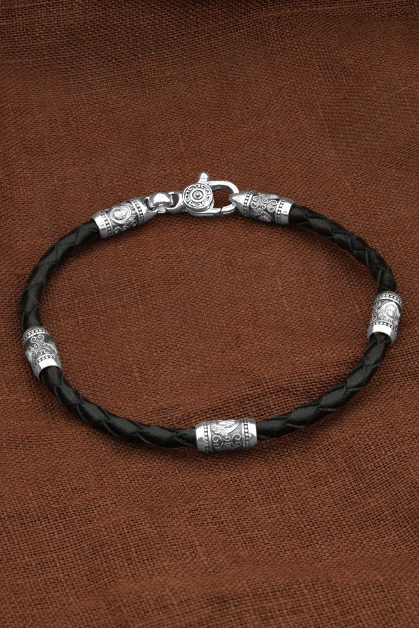 Браслет из белого золота c кожаным шнурком