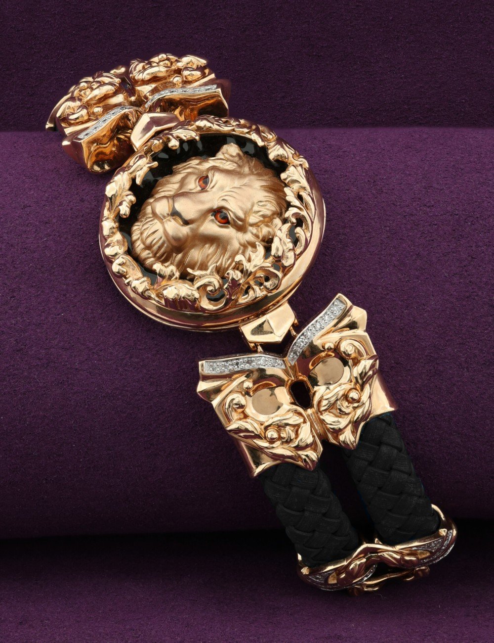 Браслет из золота c эмалью, бриллиантами, шнурком и ониксом