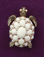 Брошь из золота c эмалью и бивнем мамонта