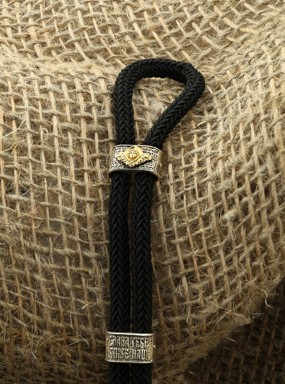 Браслет из серебра 925 пробы и золота 750 пробы c ониксом и шёлковым шнурком