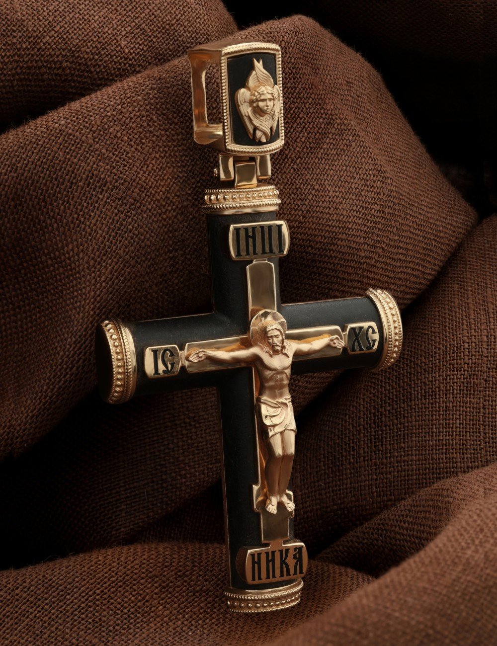 Крест из золота c эмалью и эбеновым деревом