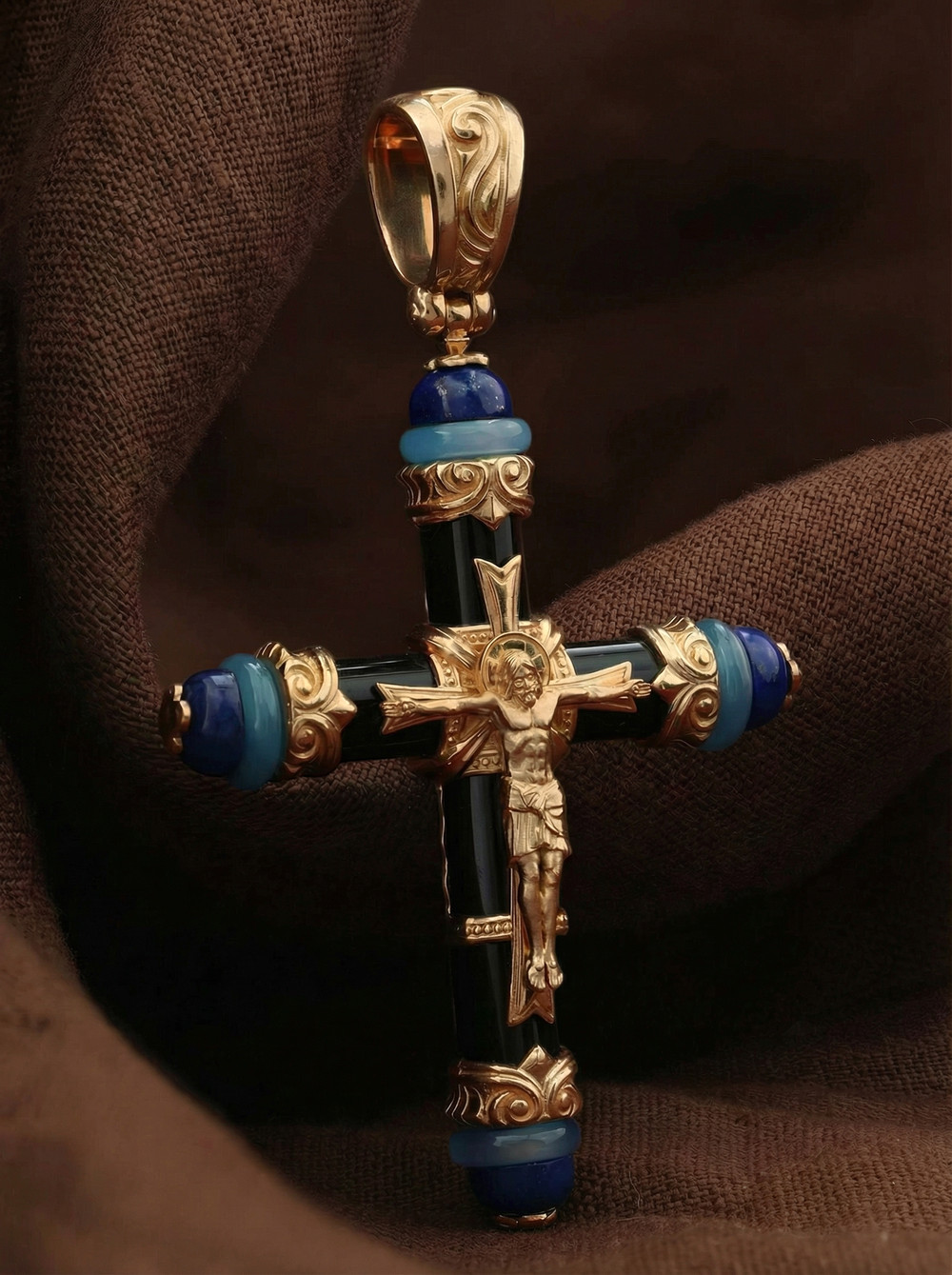 Крест из красного золота 585 пробы c ониксом, агатом и лазуритом