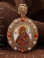 Образок из золота c эмалью, жемчугом, кораллом и перламутром
