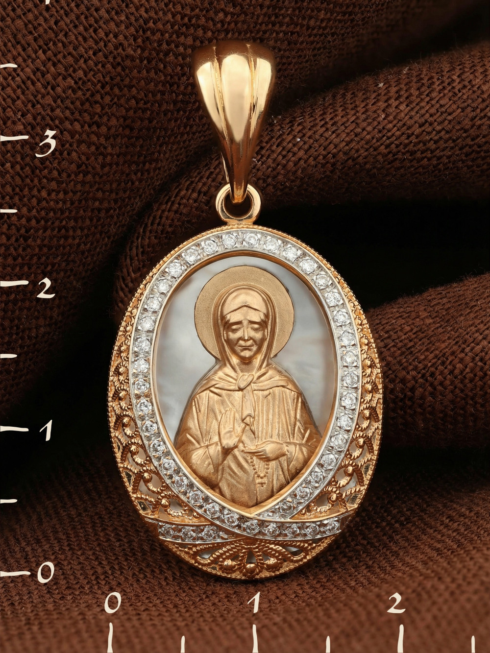 Нательная икона из красного золота 585 пробы c бриллиантами и перламутром