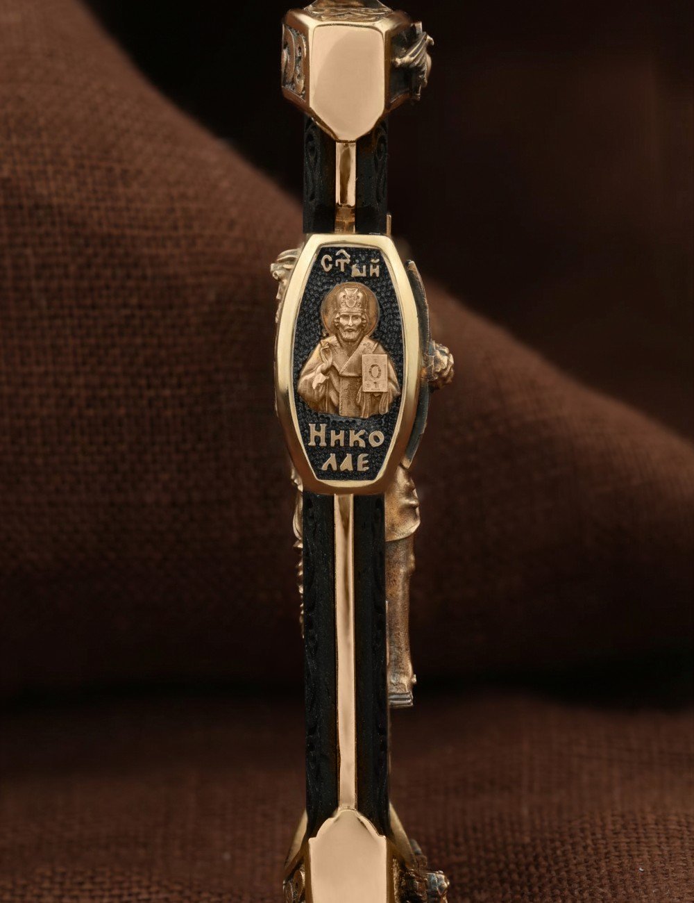 Крест из золота c эбеновым деревом