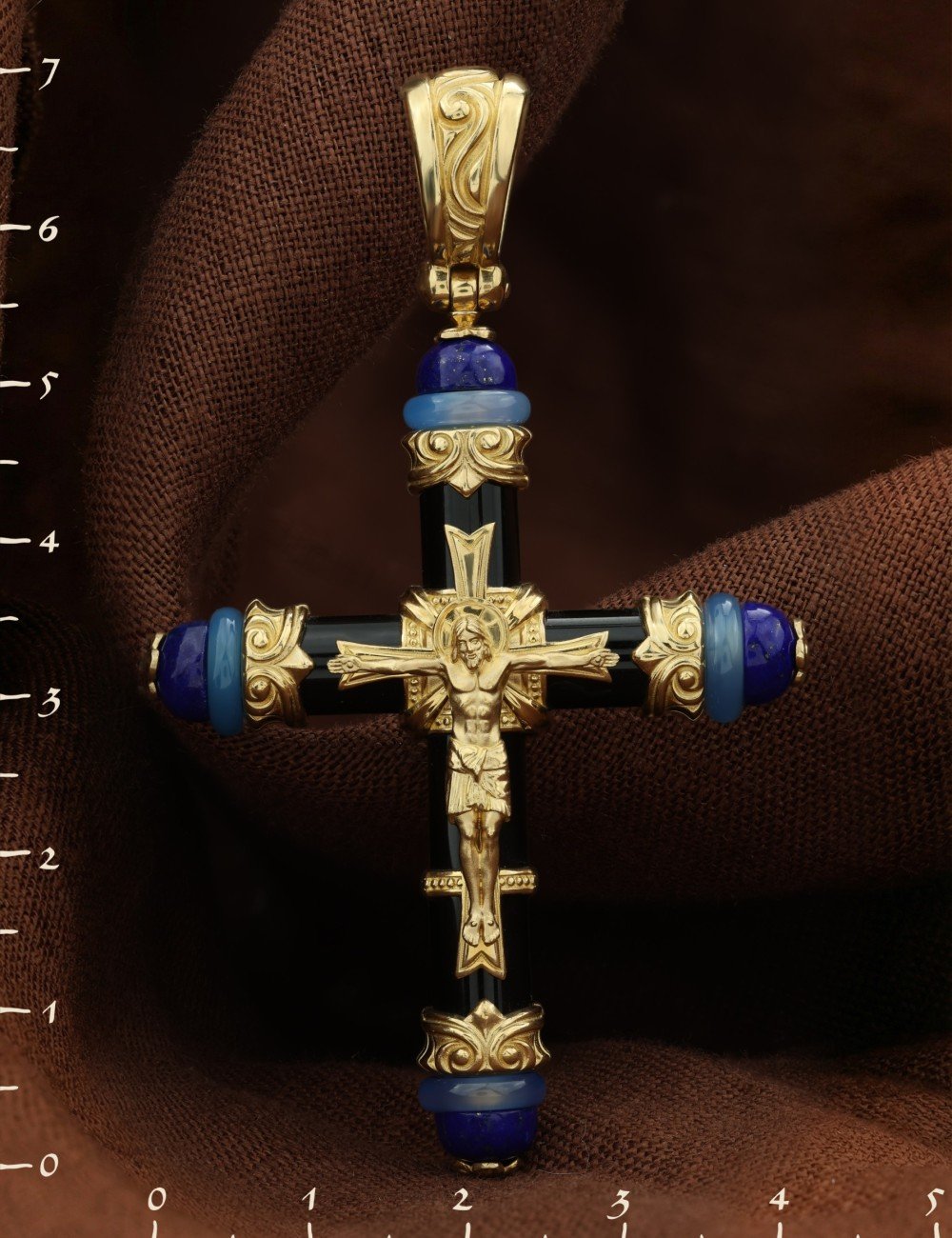 Крест из лимонного золота c ониксом, агатом и лазуритом