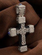 Крест из белого золота c эмалью, сапфиром и эбеновым деревом