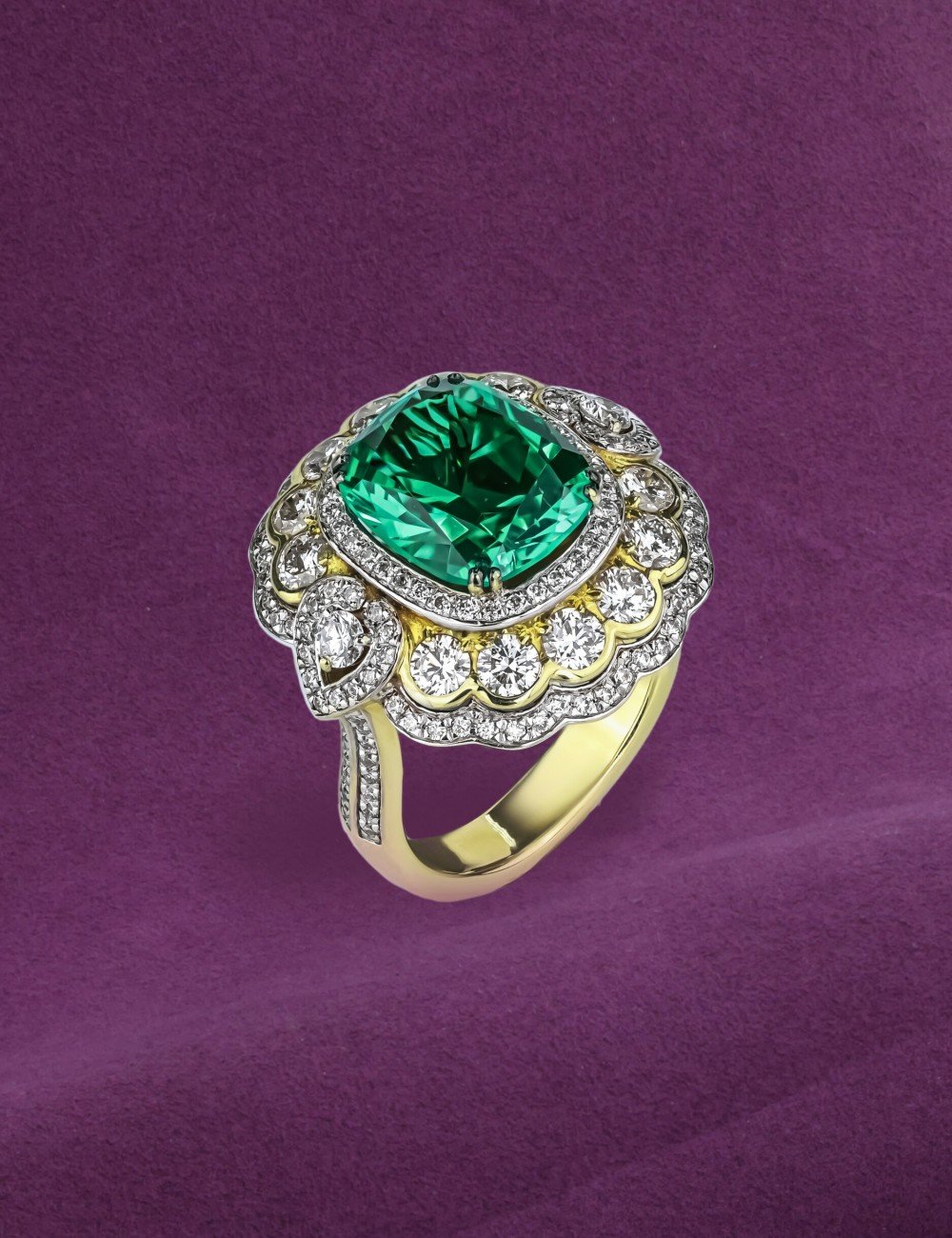 Кольцо из лимонного золота c бриллиантами и изумрудом