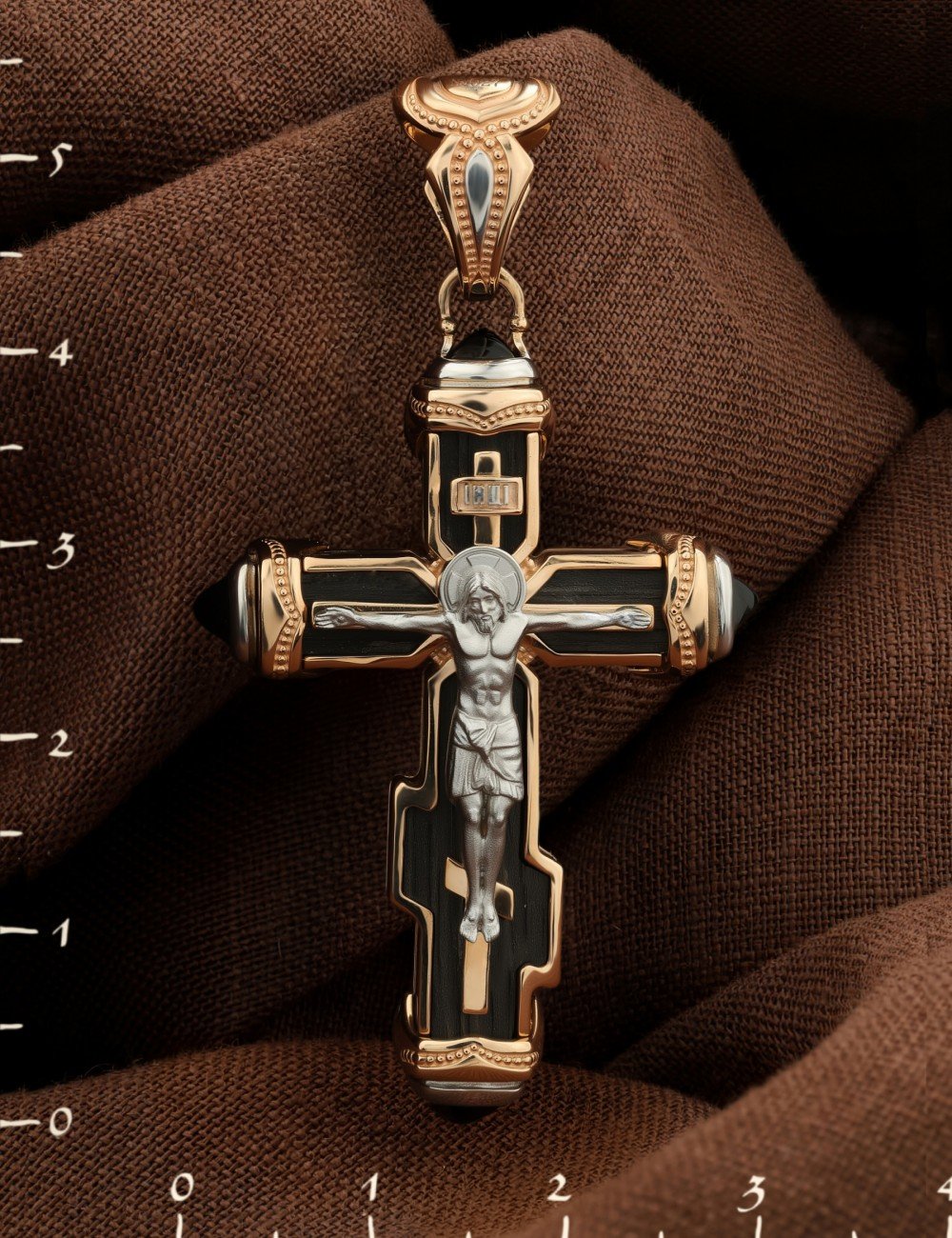 Крест из золота c ониксом и эбеновым деревом