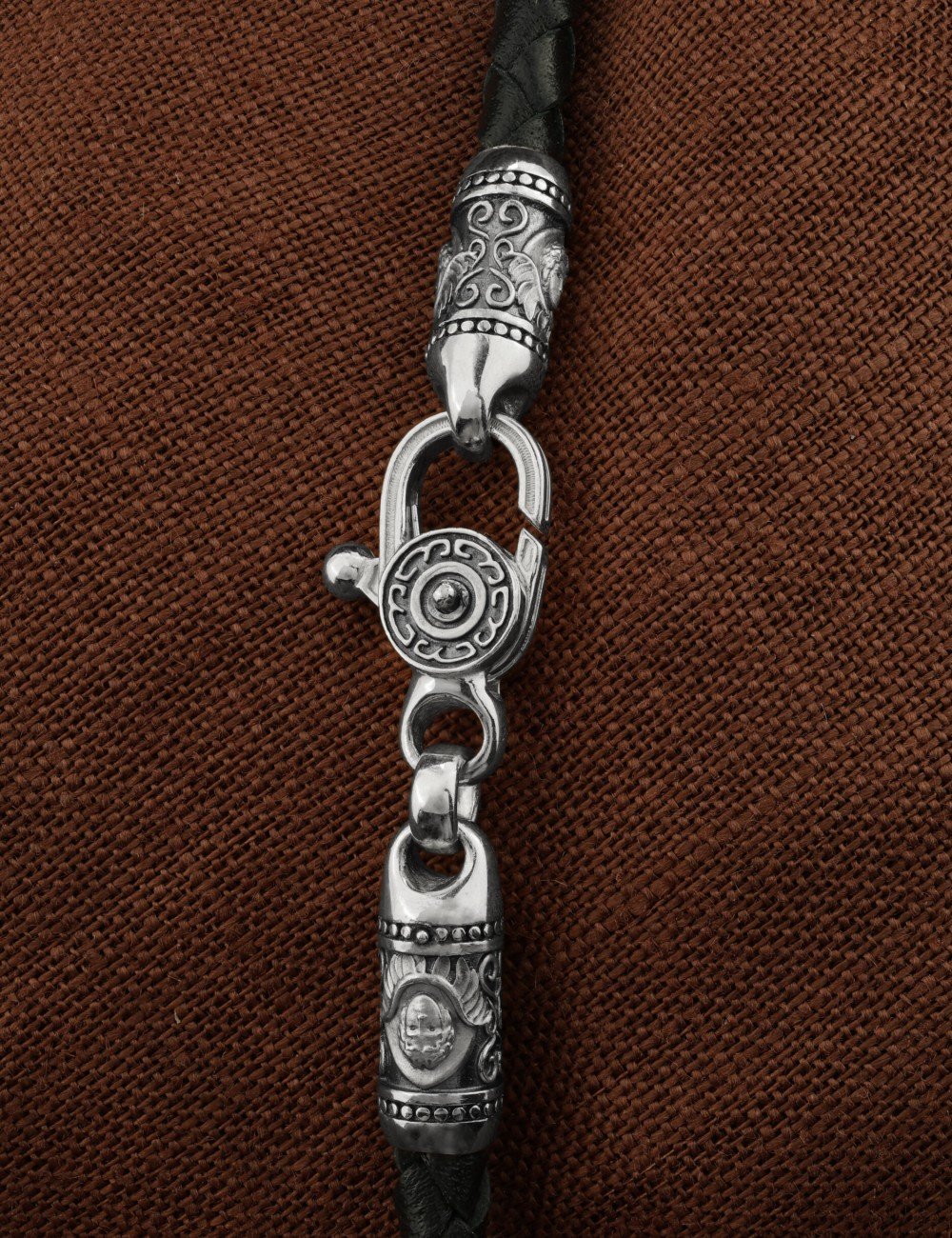 Гайтан из белого золота c кожаным шнурком и ониксом