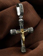 Крест из белого золота c ониксом