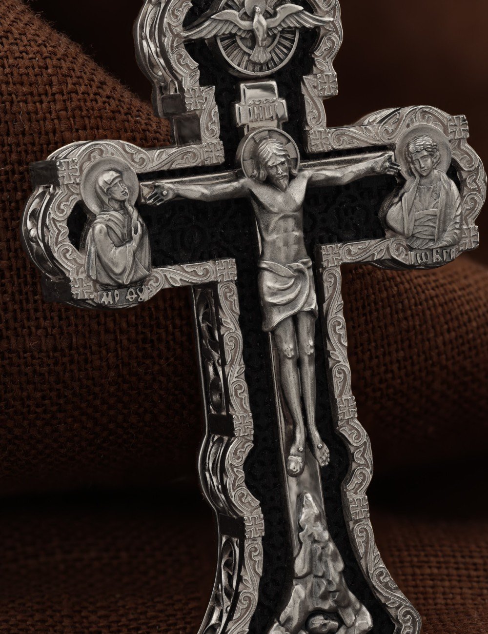 Крест из белого золота c эбеновым деревом