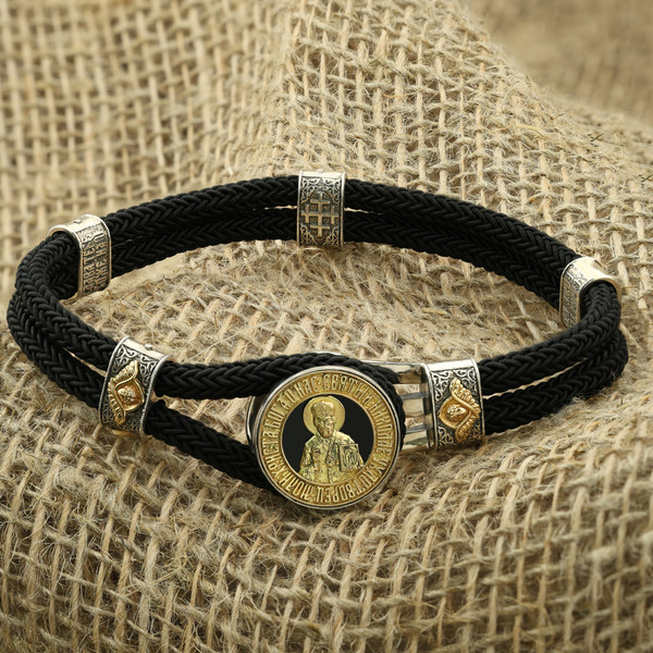 Браслет из серебра 925 пробы и золота 750 пробы c ониксом и шёлковым шнурком