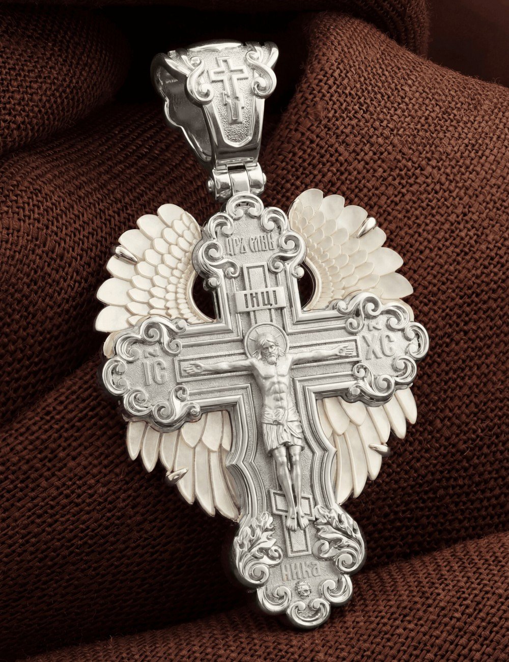 Крест из белого золота c перламутром