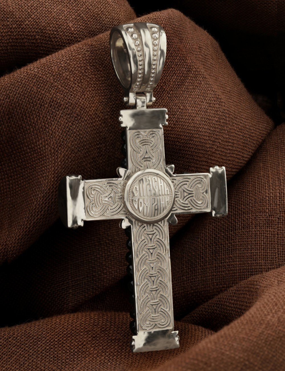 Крест из белого золота c ониксом