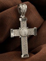 Крест из белого золота c ониксом