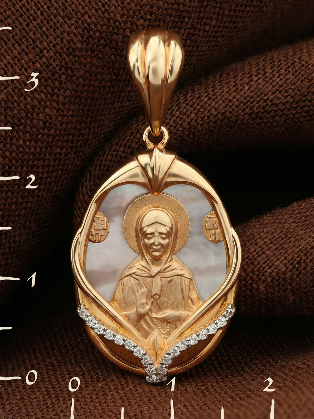 Нательная икона из красного золота 585 пробы c бриллиантами и перламутром