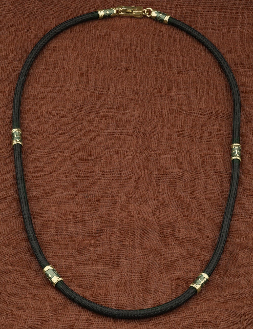 Шнурок шёлковый из зелёного золота c шёлковым шнурком