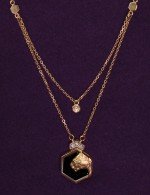 Колье из золота c бриллиантами и ониксом