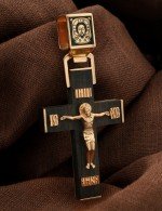 Крест из золота c эмалью и эбеновым деревом