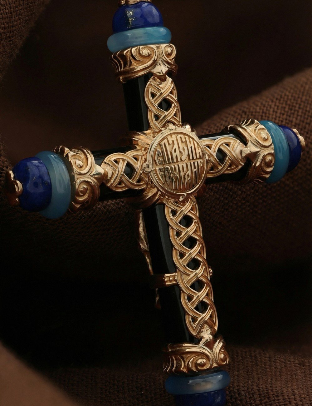 Крест из золота c ониксом, агатом и лазуритом