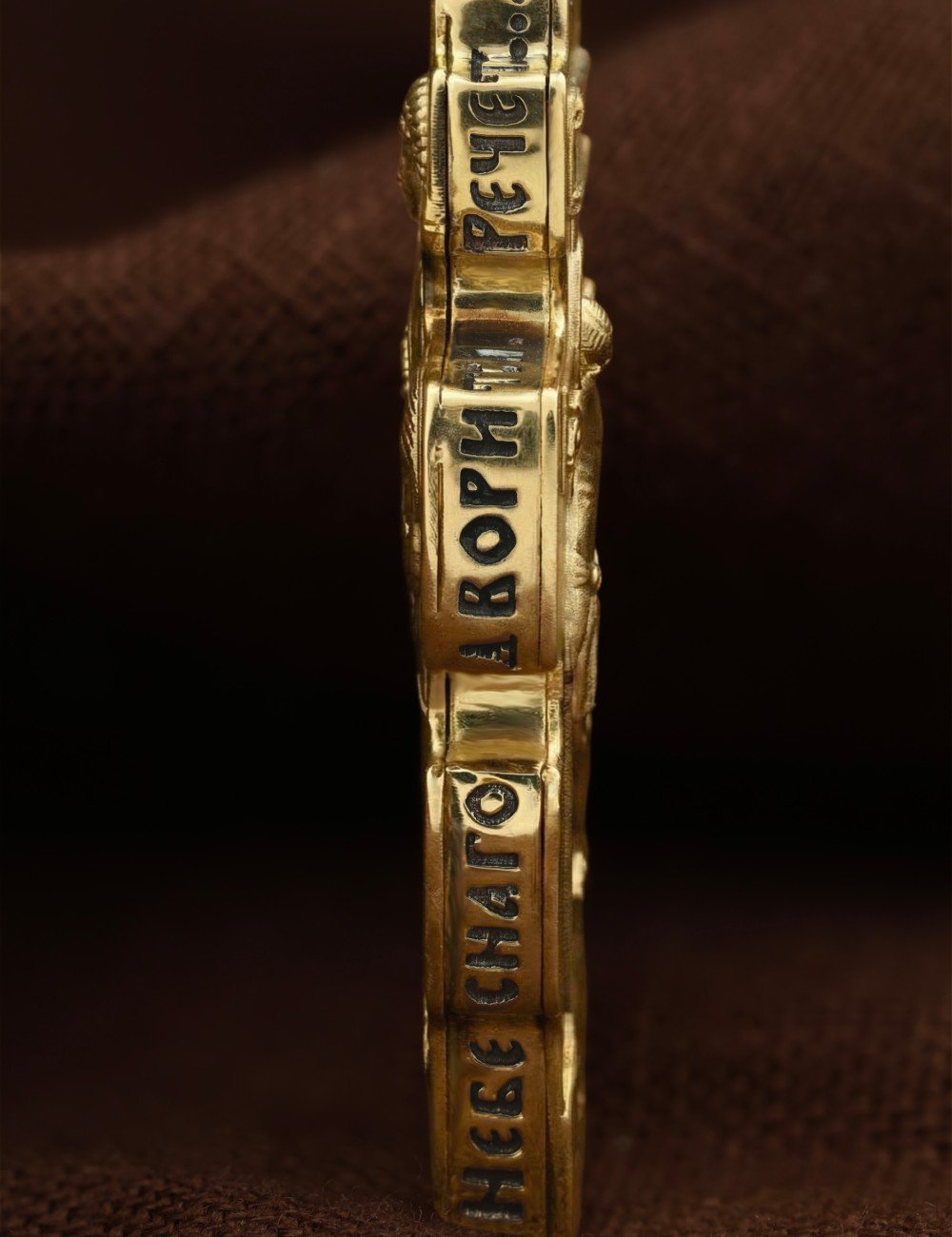 Крест из лимонного золота