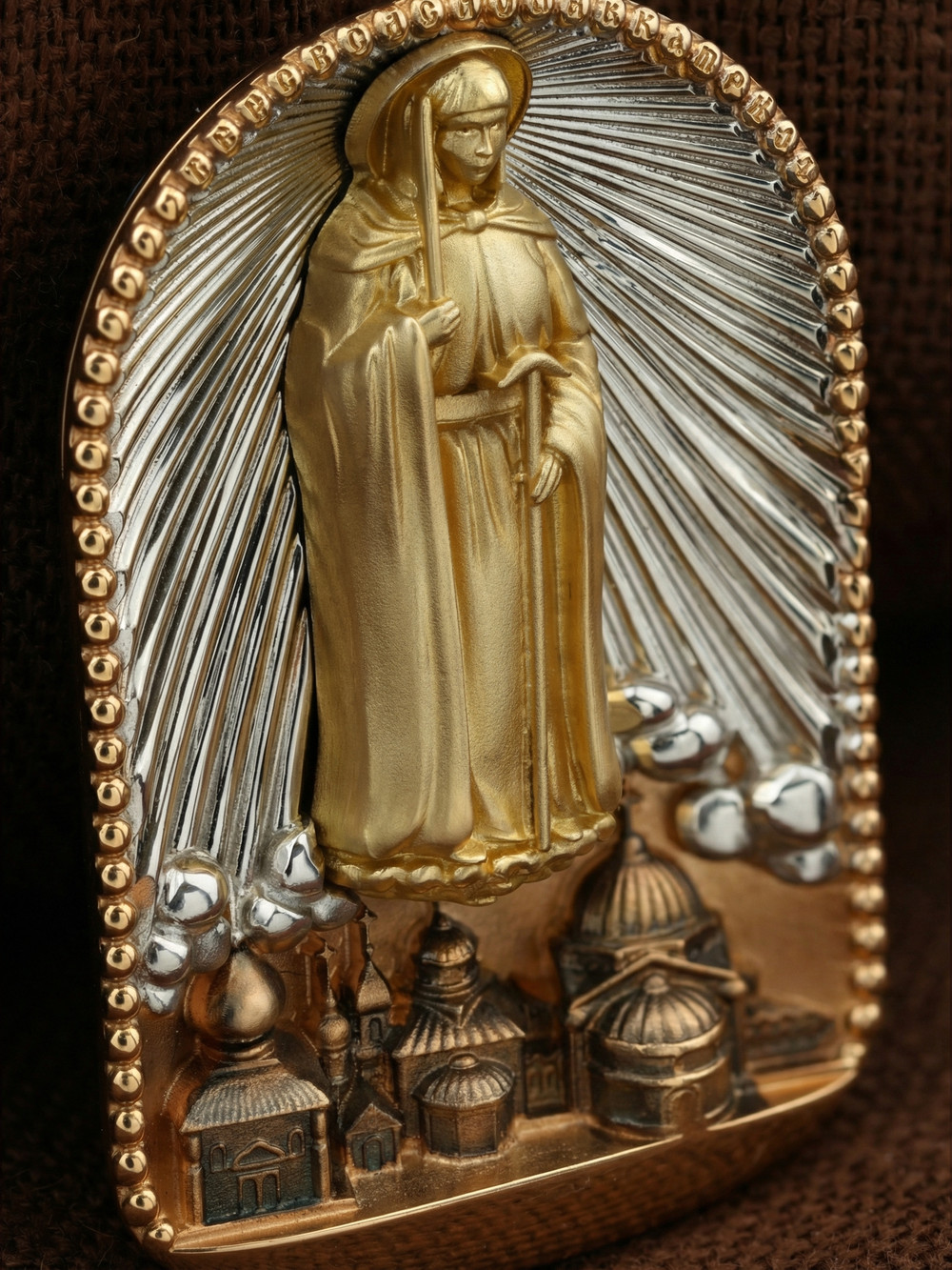 Нательная икона из красного золота 585 пробы c эмалью