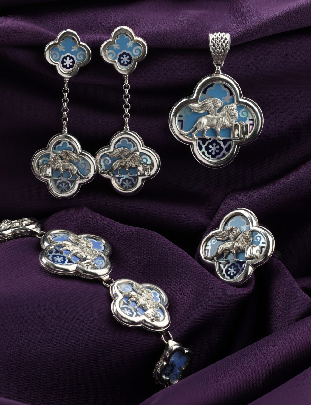 Кольцо из белого золота c эмалью и перламутром