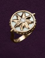 Кольцо из золота c бриллиантами, ониксом и перламутром