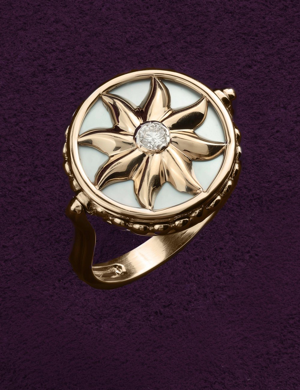 Кольцо из золота c бриллиантами, ониксом и перламутром