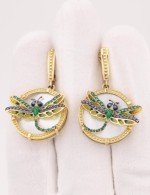 Серьги из лимонного золота 585 пробы c сапфиром, изумрудом, эмалью и перламутром