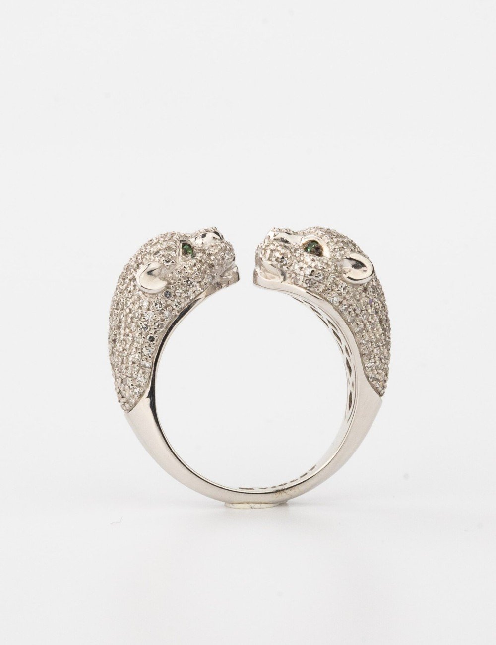 Кольцо из белого золота c бриллиантами и изумрудом