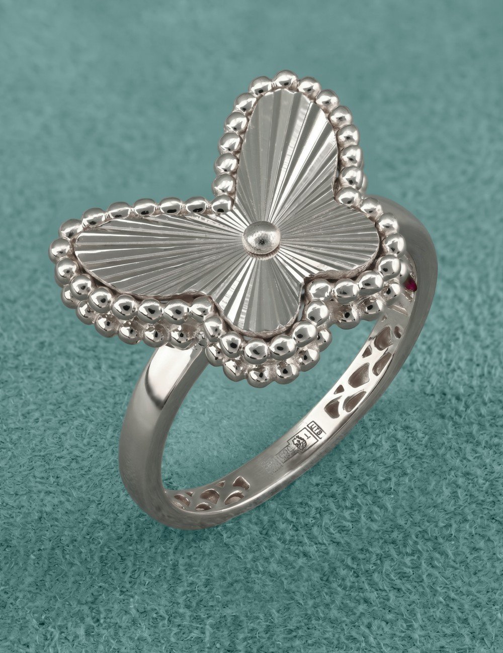 Кольцо из белого золота c рубином