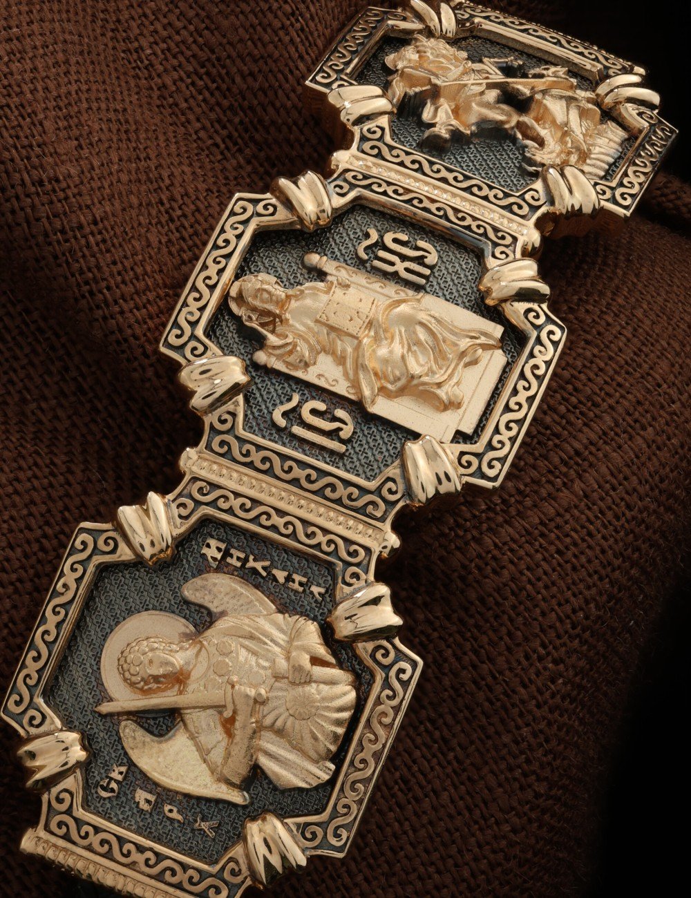 Браслет из золота c шнурком