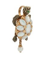 Подвеска из золота c эмалью, жемчугом и перламутром