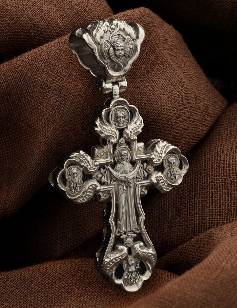 Крест из белого золота c эбеновым деревом