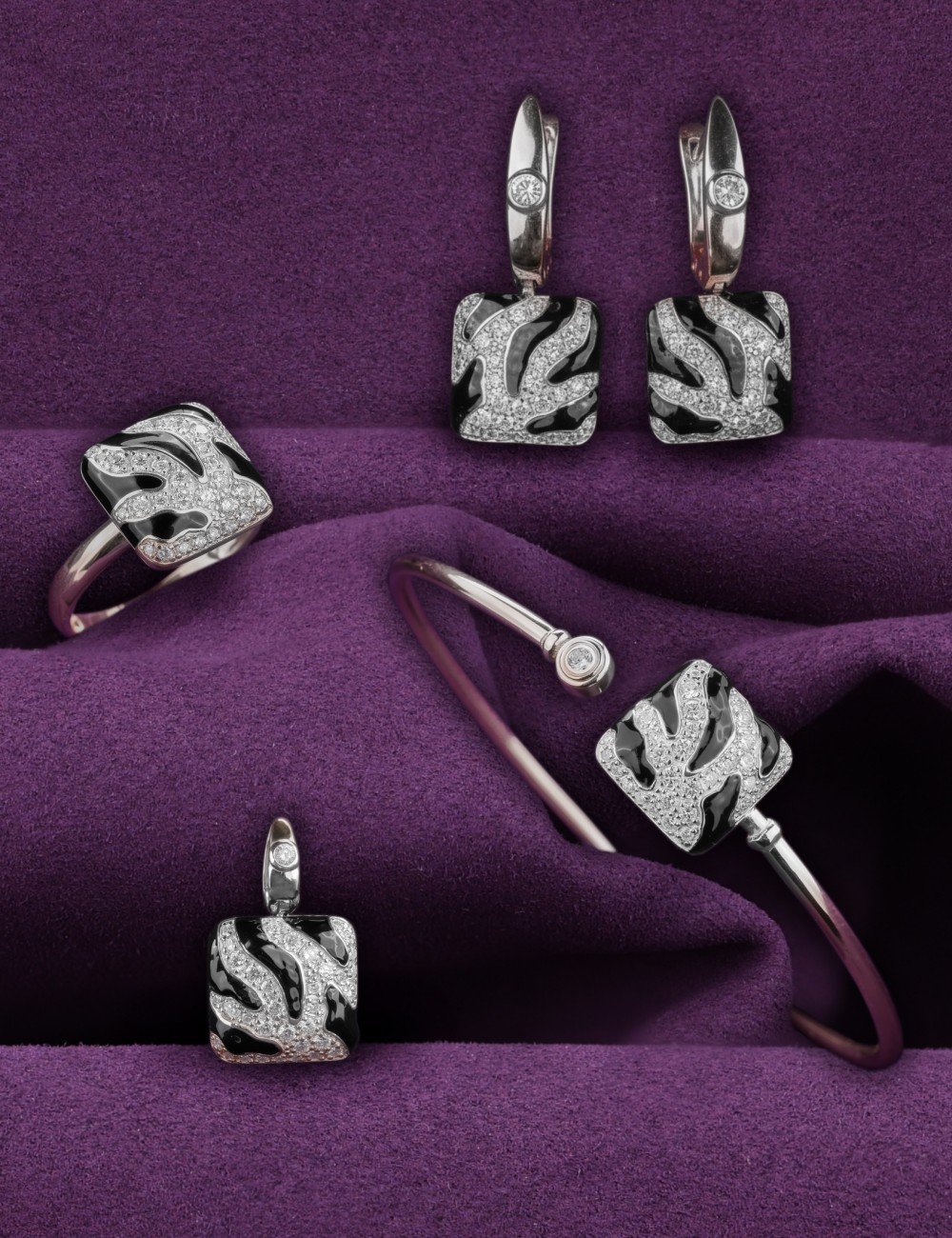 Браслет из белого золота c эмалью и бриллиантами