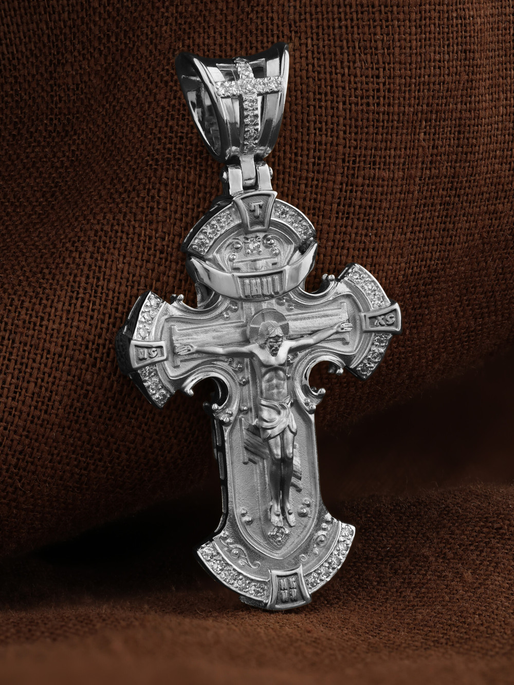 Крест из белого золота 585 пробы c бриллиантами