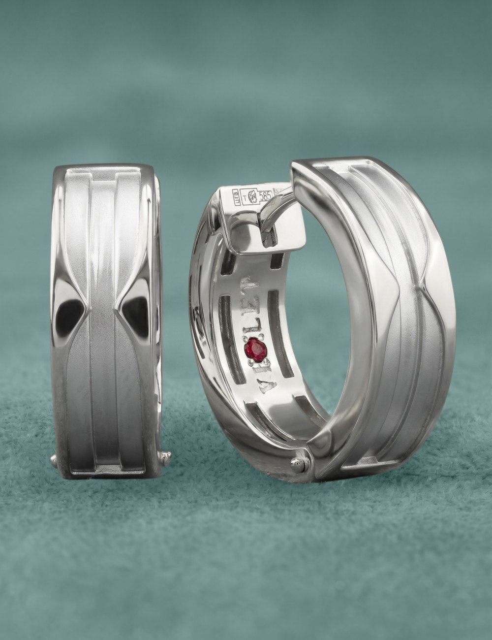 Серьги из белого золота c рубином