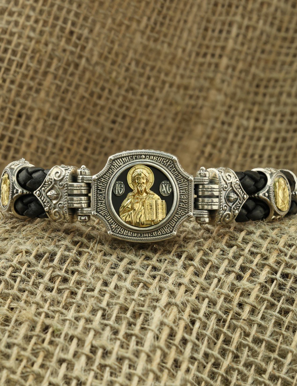 Браслет из серебра и золота c кожаным шнурком и ониксом