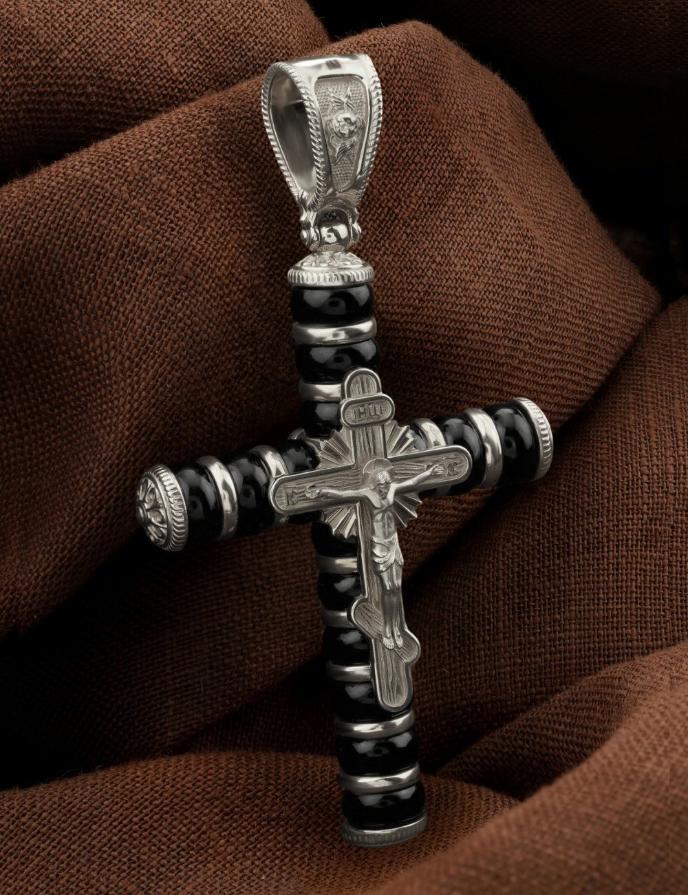 Крест из белого золота c ониксом