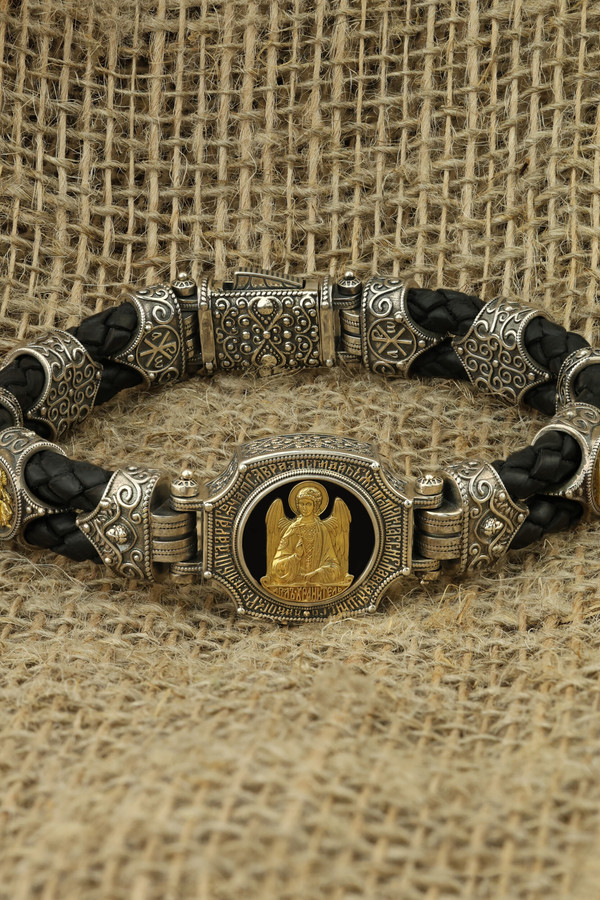 Браслет из серебра 925 пробы и золота 750 пробы c кожаным шнурком и ониксом