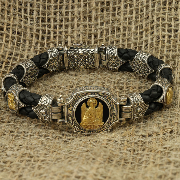 Браслет из серебра 925 пробы и золота 750 пробы c кожаным шнурком и ониксом