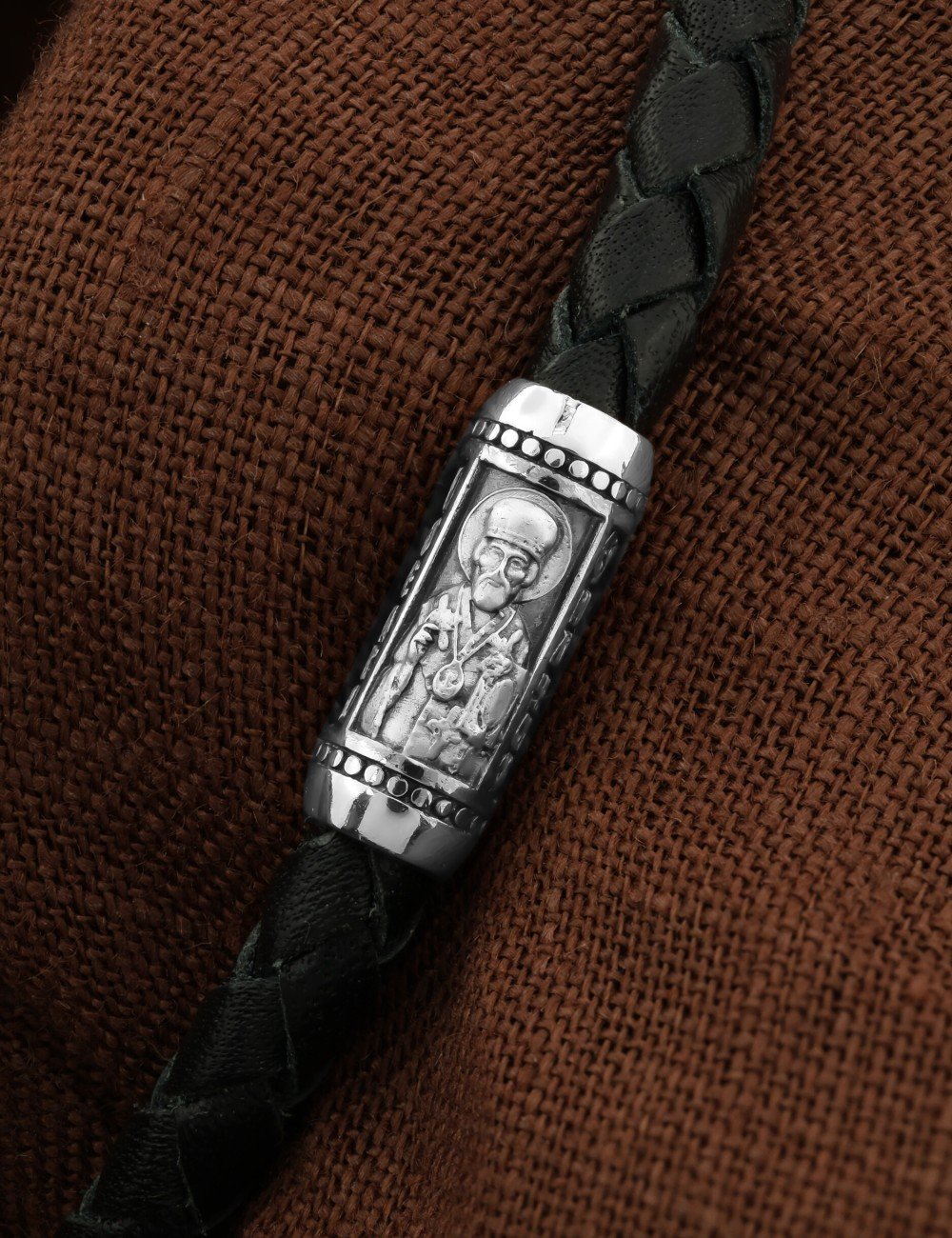 Браслет из белого золота c кожаным шнурком