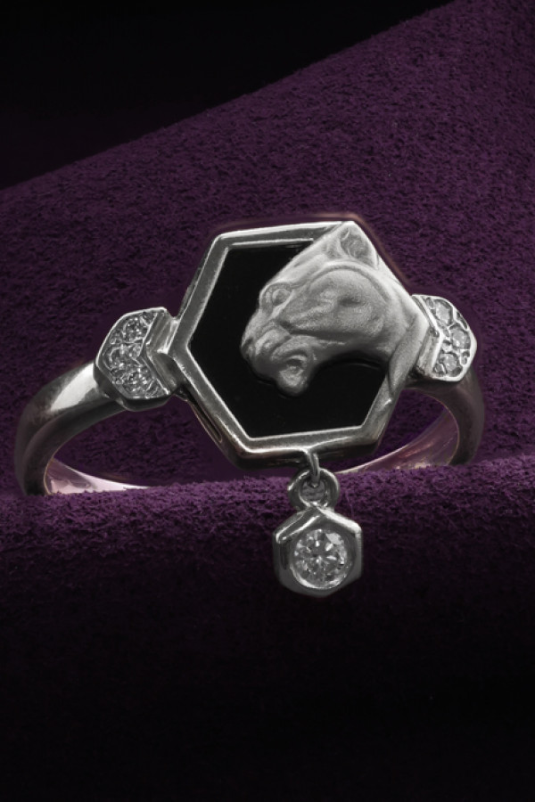Кольцо из белого золота 585 пробы c бриллиантами и ониксом