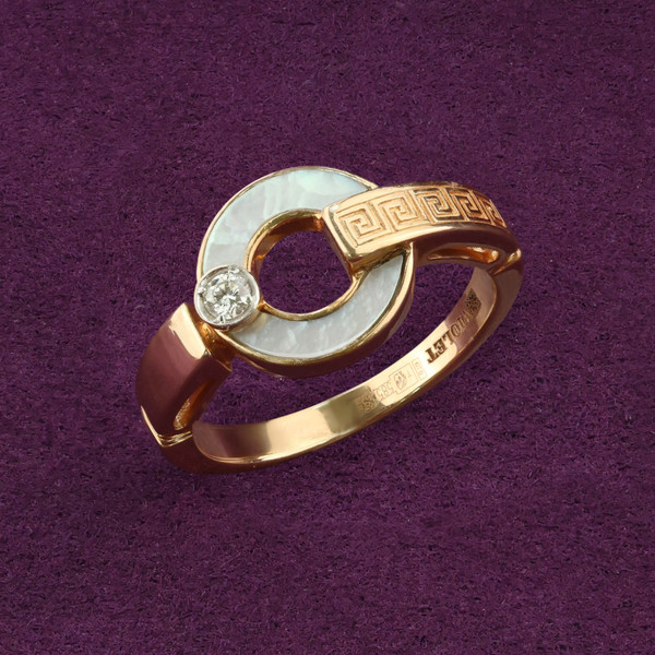 Кольцо из красного золота 585 пробы c бриллиантами и перламутром