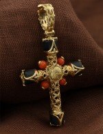 Крест из лимонного золота c ониксом и кораллом