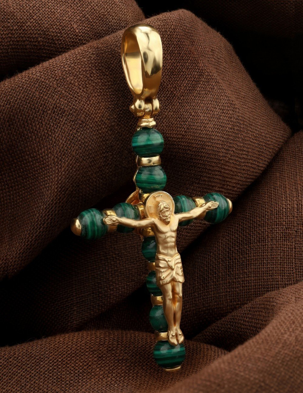 Крест из лимонного золота c малахитом