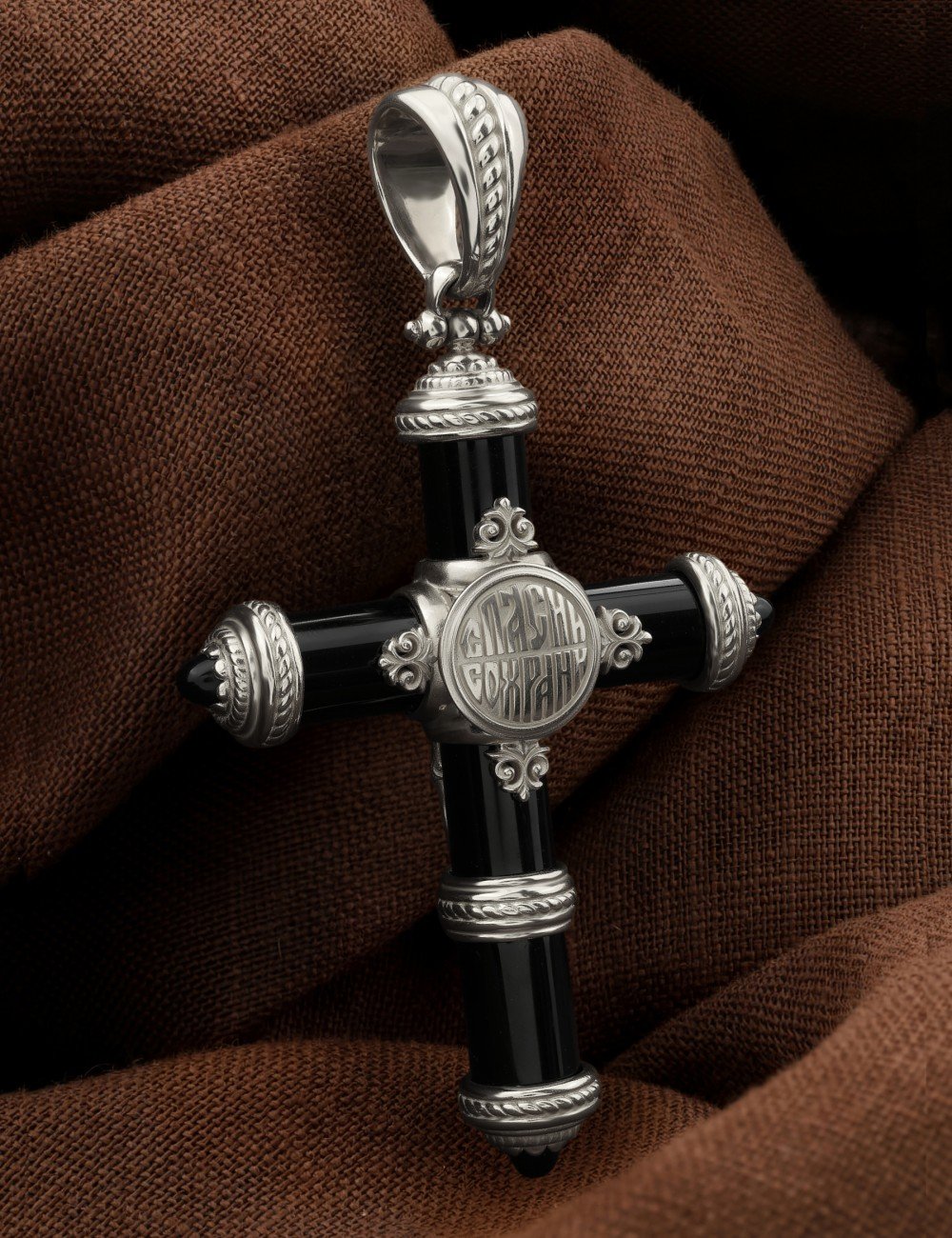 Крест из белого золота c ониксом