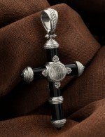 Крест из белого золота c ониксом